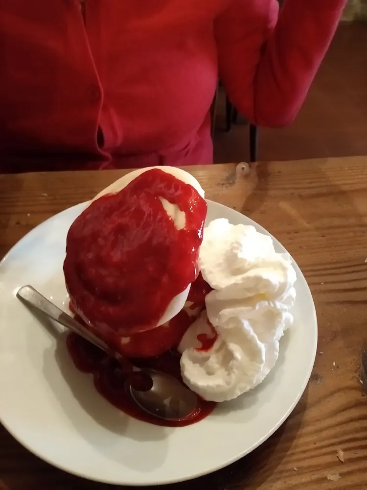 Vacherin Ä la Vanille Sur Coulis de Framboises